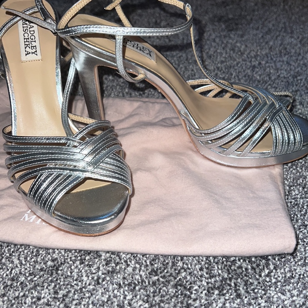 Badgley Mischka Womens
Angelica Silver Leather T-Strap
Heels size 8.